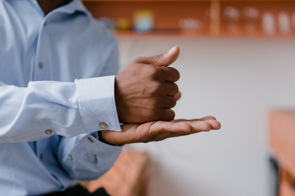 What do different hand gestures mean in English?