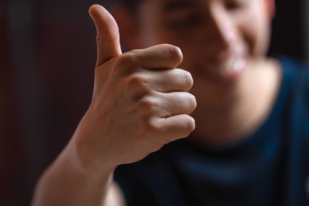What do different hand gestures mean in English?